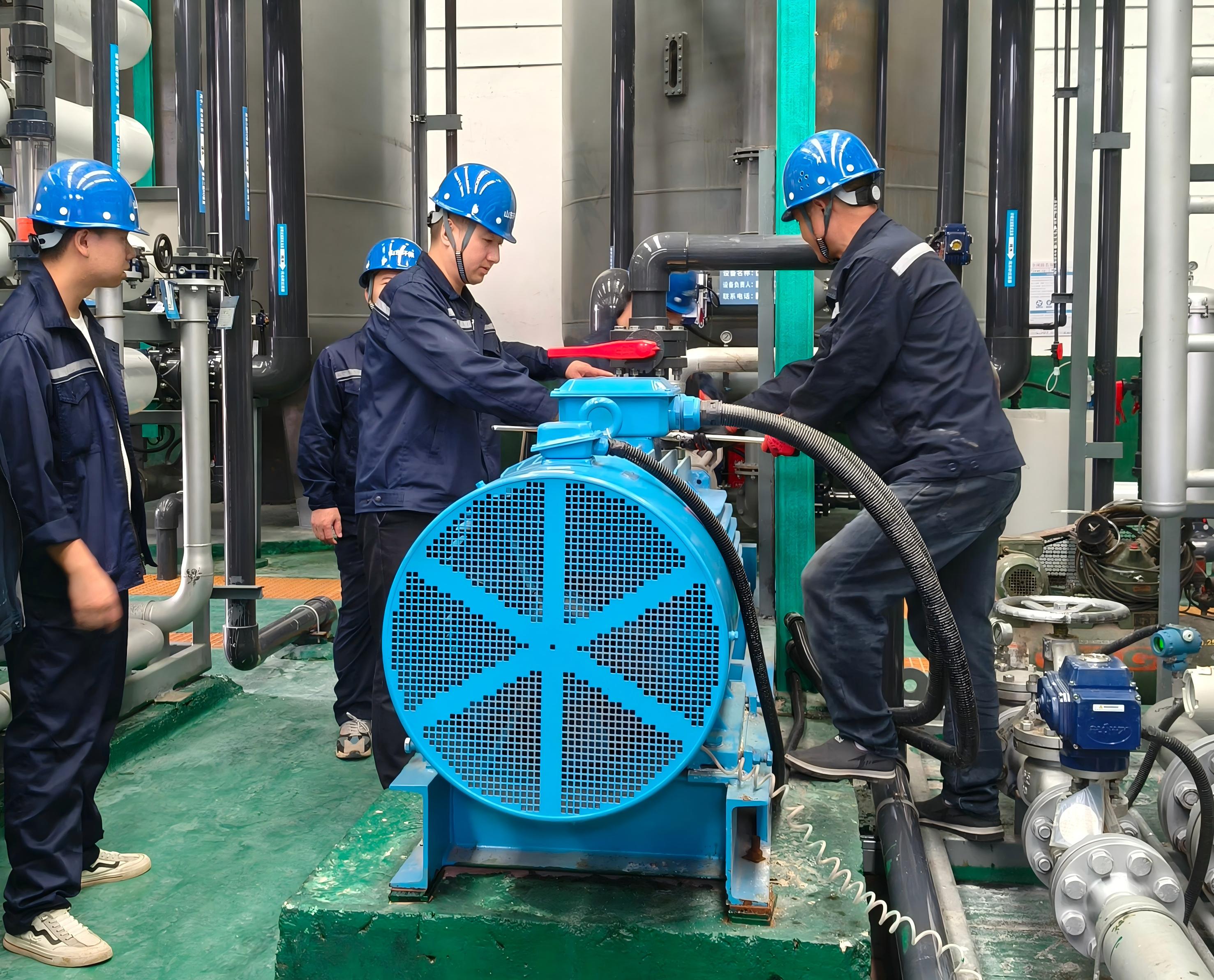 圖為污水車間主任張學(xué)淵（右二）和同事們調(diào)整設(shè)備.jpg
