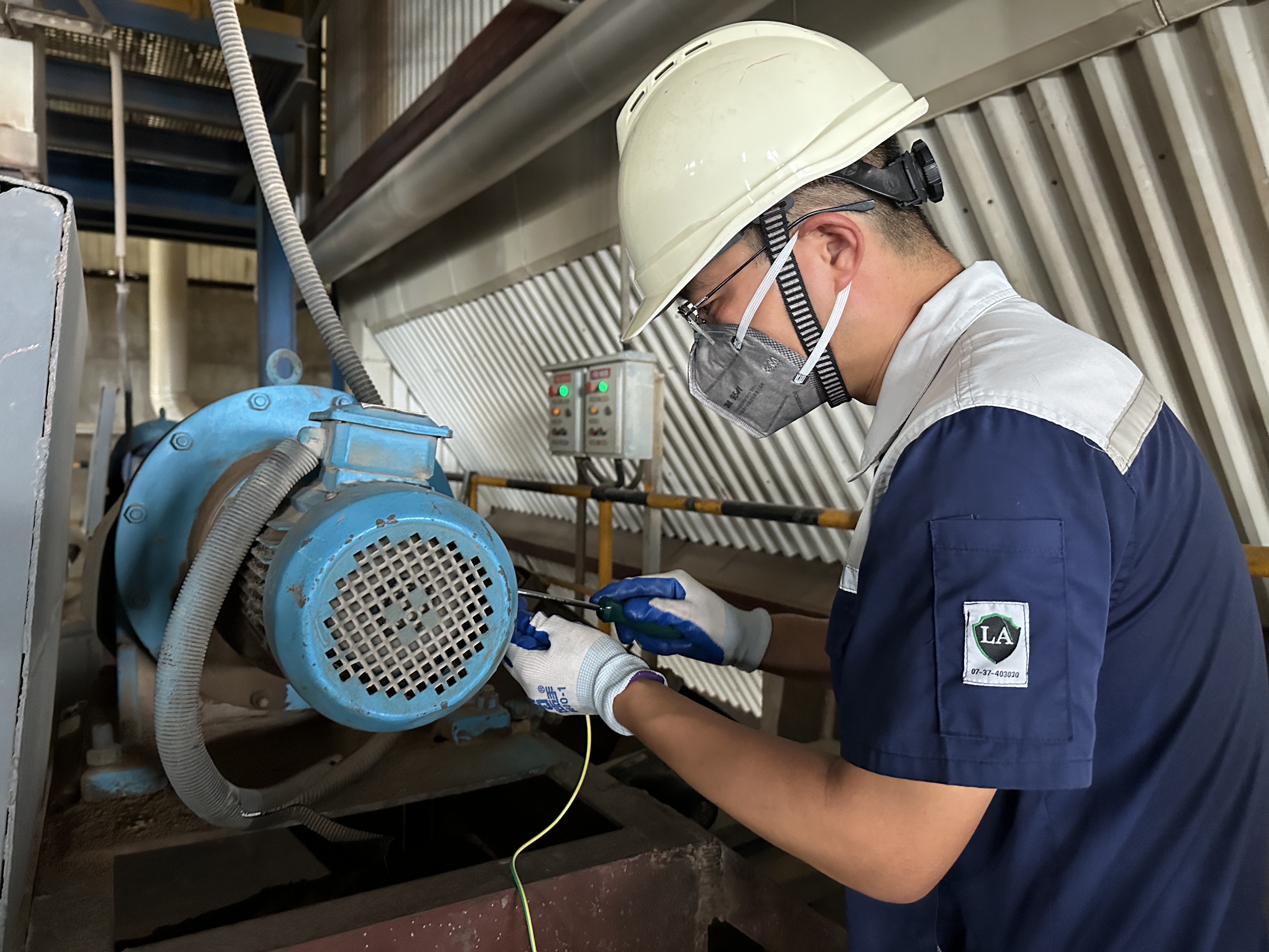 1757028004862.jpg 電氣專工王強(qiáng)在鍋爐車間水平煙道對(duì)電機(jī)外殼做接地措施.jpg