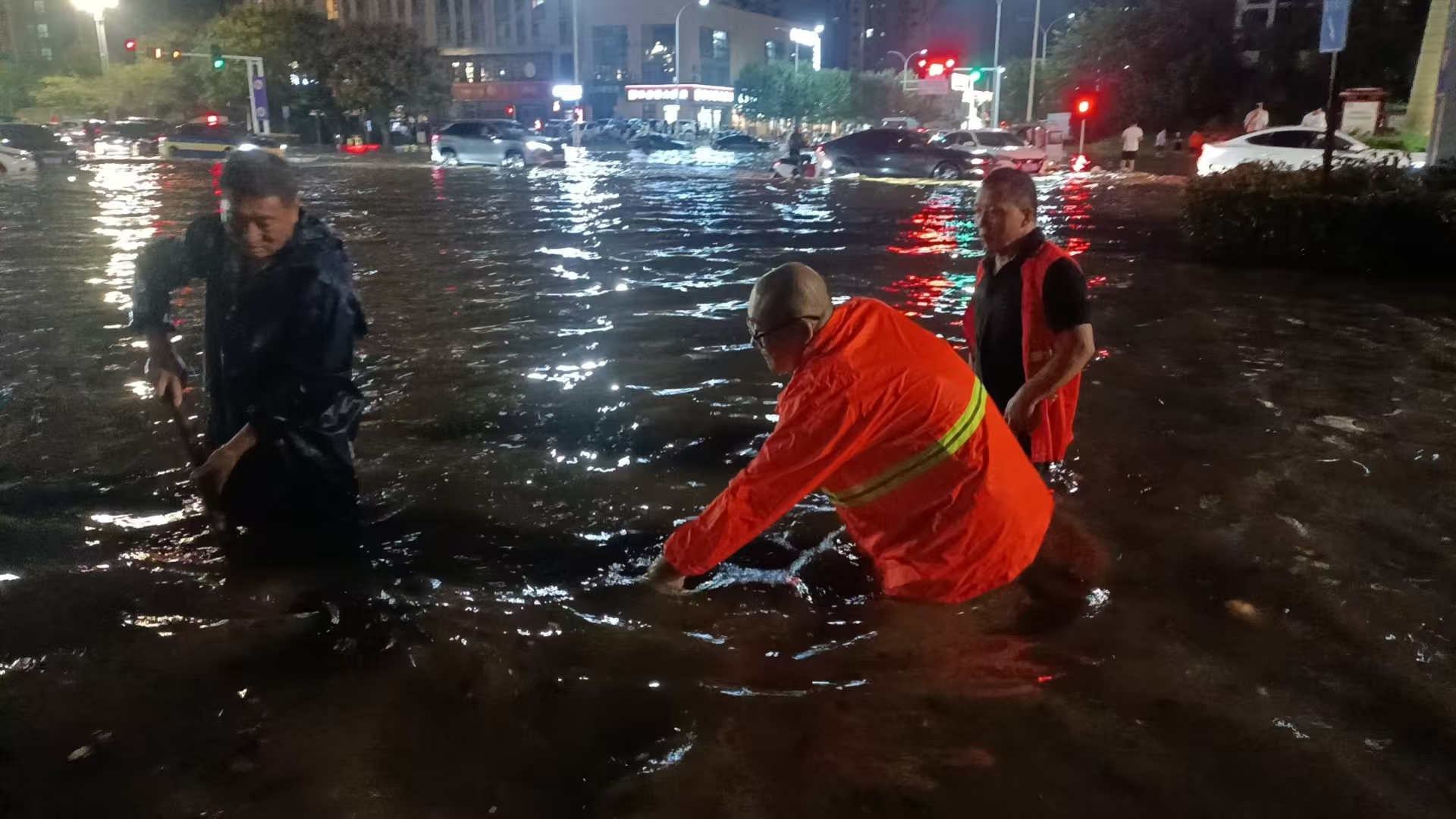 1758494177962.jpg 神州環境項目部車隊長王建學(左)、巡查員劉禎(中)現場清理下水道口雜物.jpg